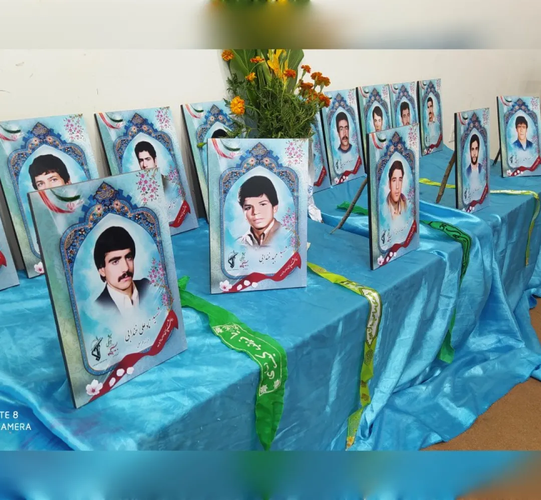رونمایی از پوستر شهدای شهرستان خنداب