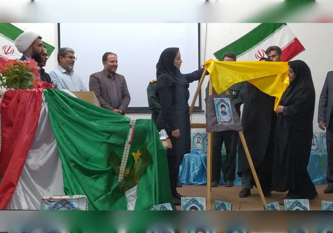 رونمایی از پوستر شهدای شهرستان خنداب