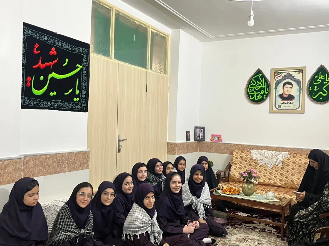 دیدار دانش‌آموزان با خانواده شهدا
