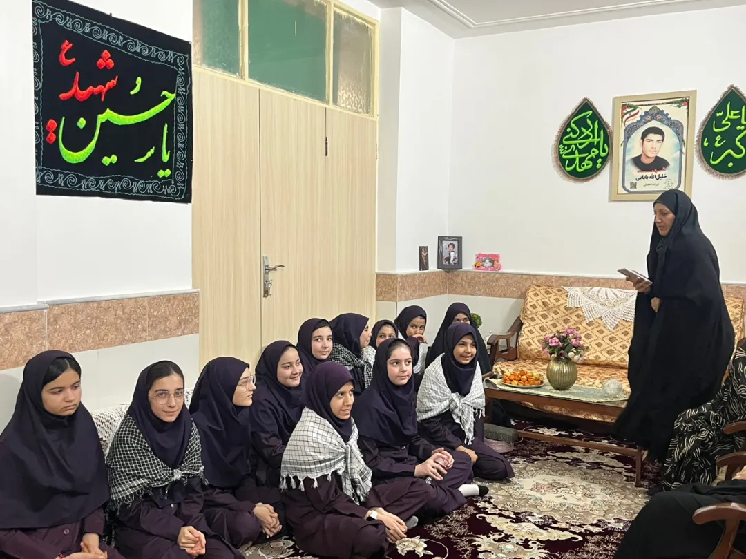 دیدار دانش‌آموزان با خانواده شهدا