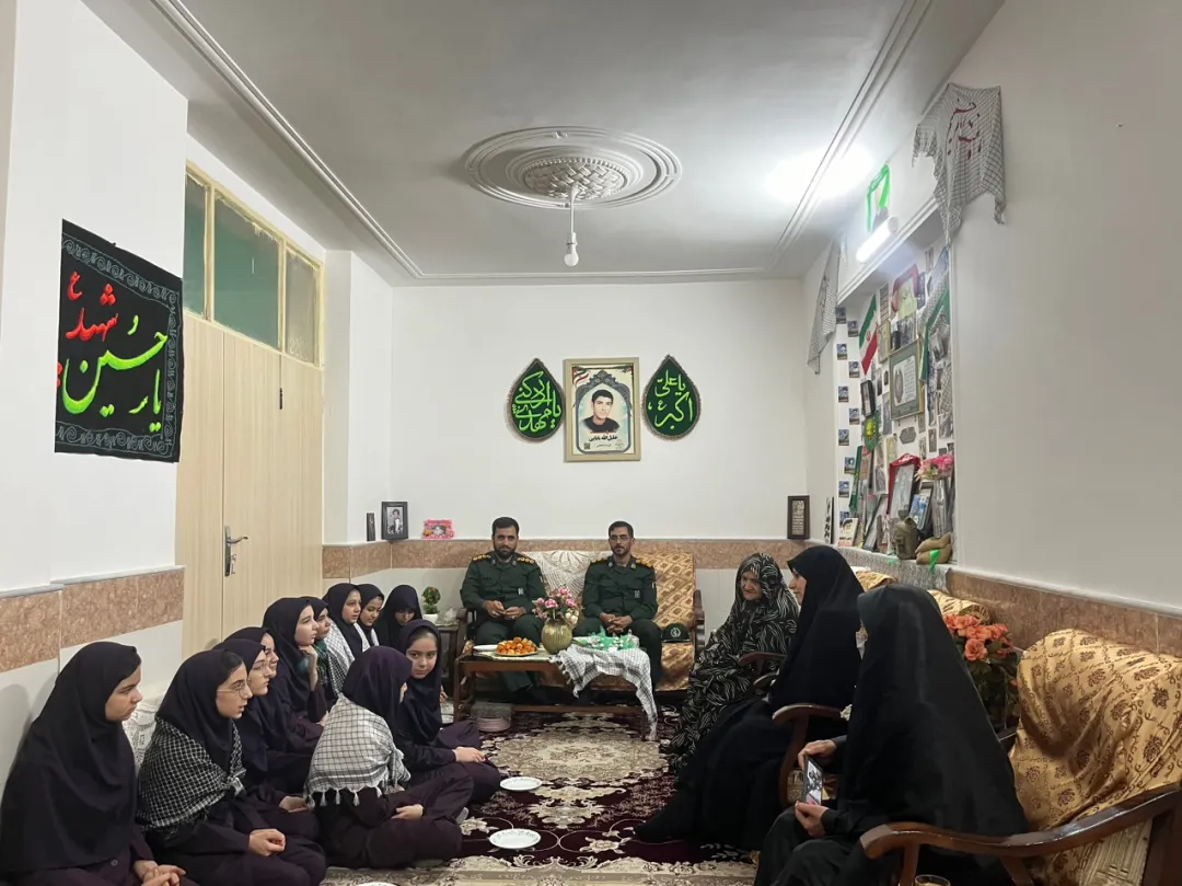 دیدار دانش‌آموزان با خانواده شهدا