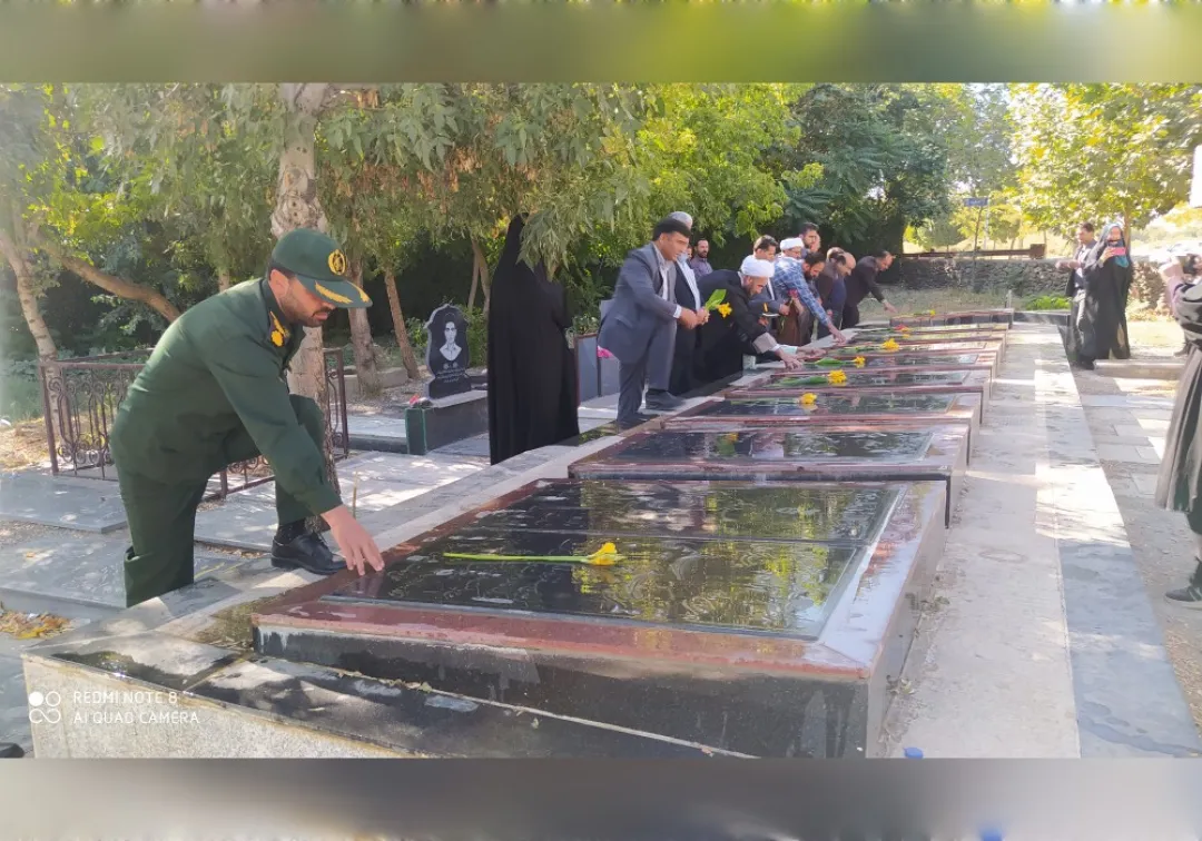 عطرافشانی قبور مطهر شهدا