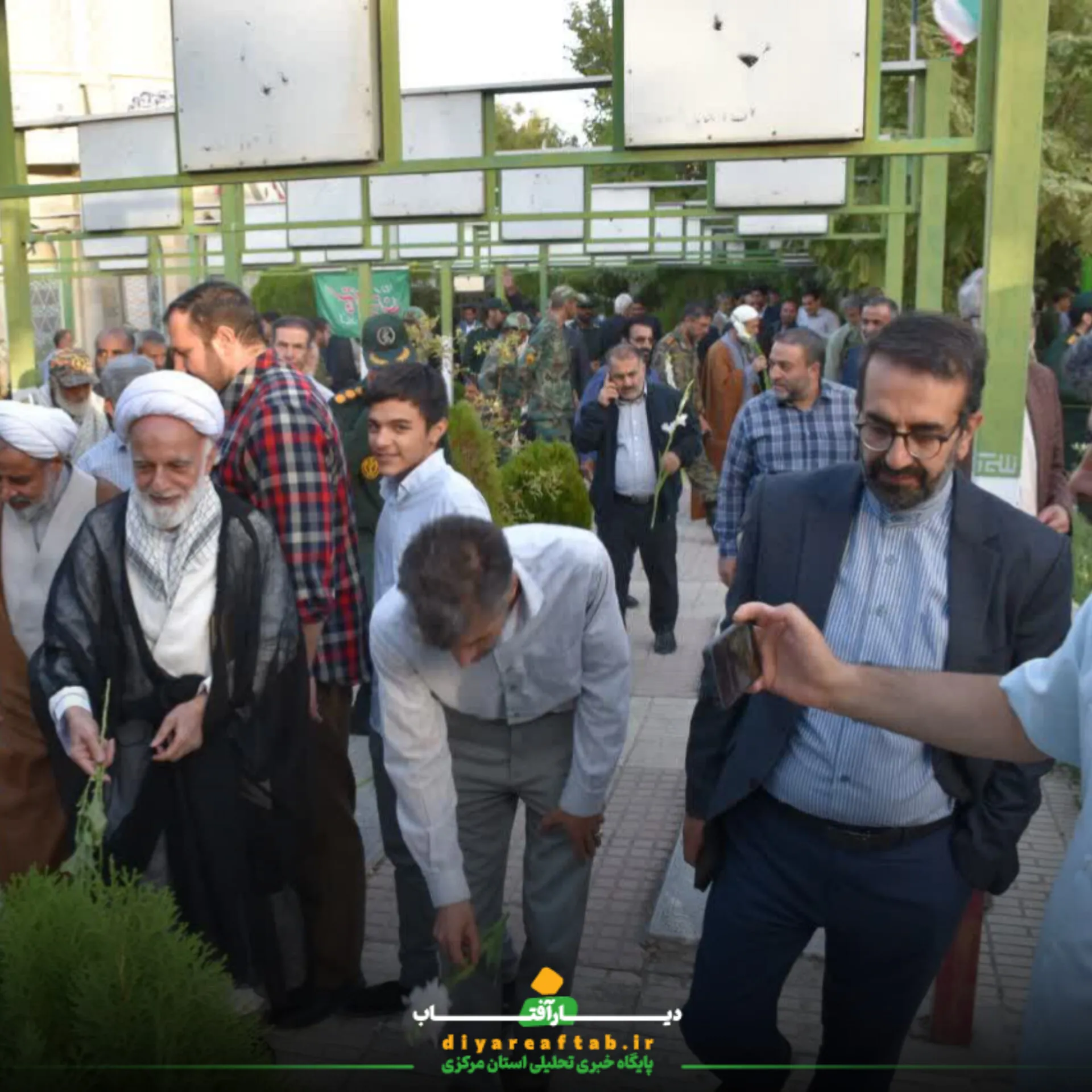 غبارروبی گلزار شهدای اراک