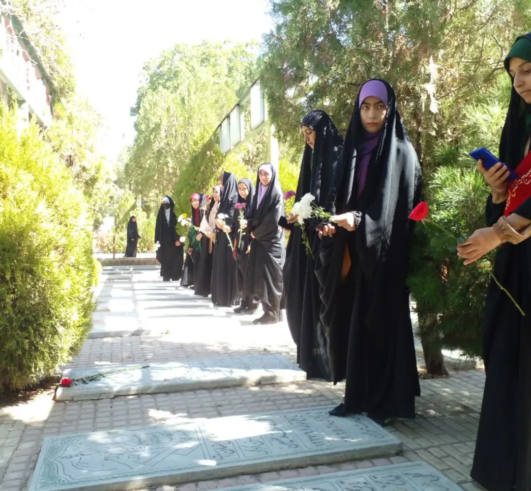 ادای احترام دانشآموزان اراکی به شهدای دفاعمقدس
