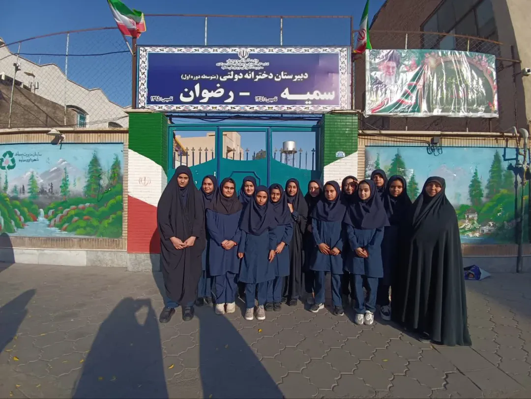 دیدار دانش‌آموزان ساوجی با خانواده شهید «رمضان بادپا»