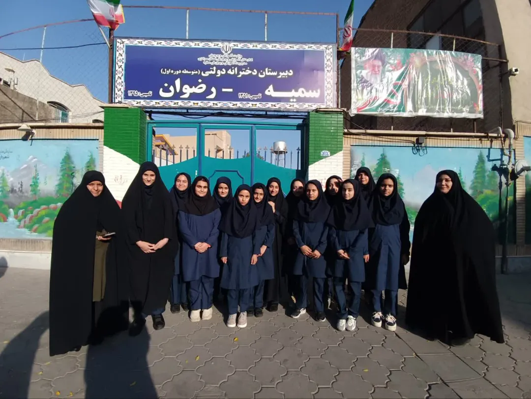 دیدار دانش‌آموزان ساوجی با خانواده شهید «رمضان بادپا»