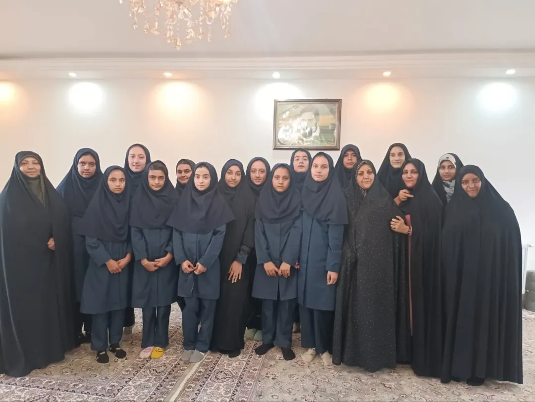 دیدار دانش‌آموزان ساوجی با خانواده شهید «رمضان بادپا»