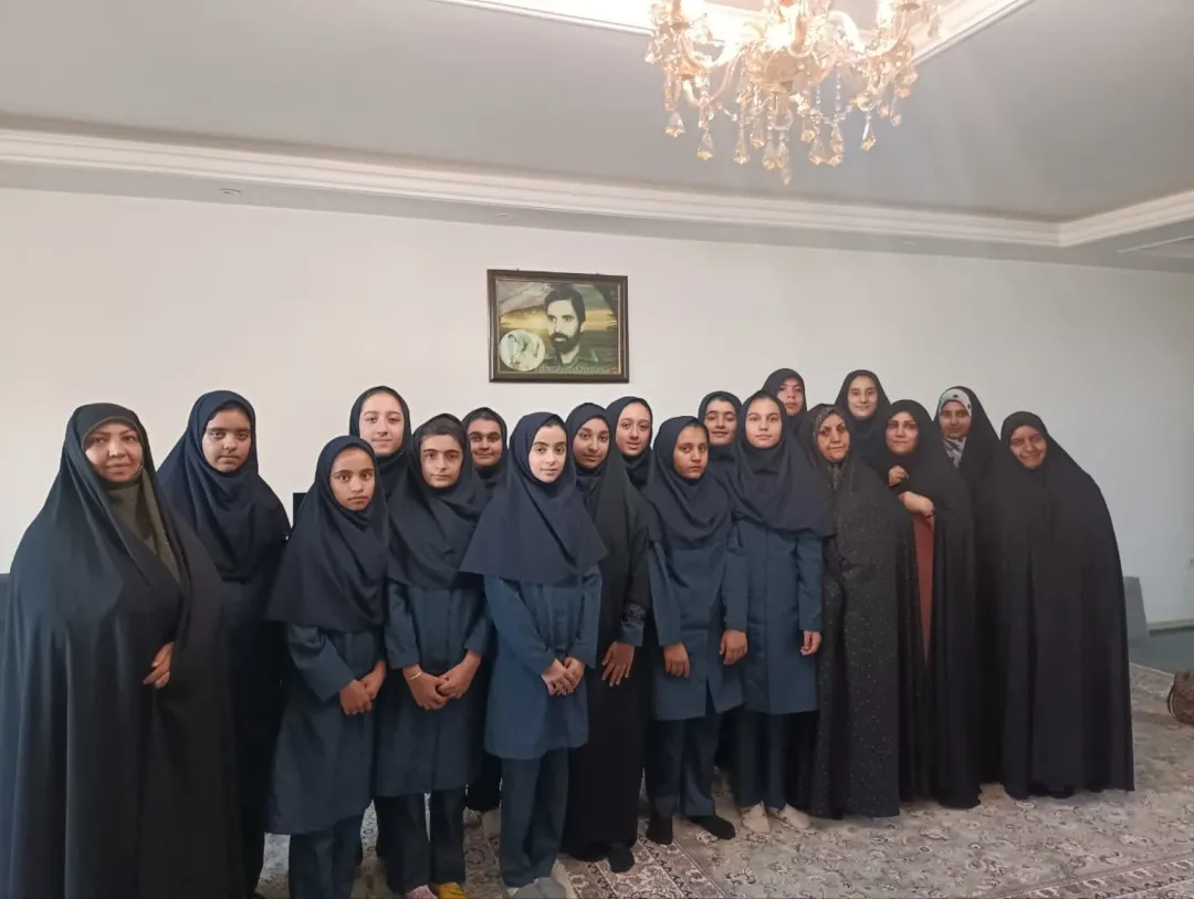 دیدار دانش‌آموزان ساوجی با خانواده شهید «رمضان بادپا»