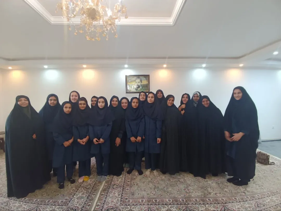 دیدار دانش‌آموزان ساوجی با خانواده شهید «رمضان بادپا»