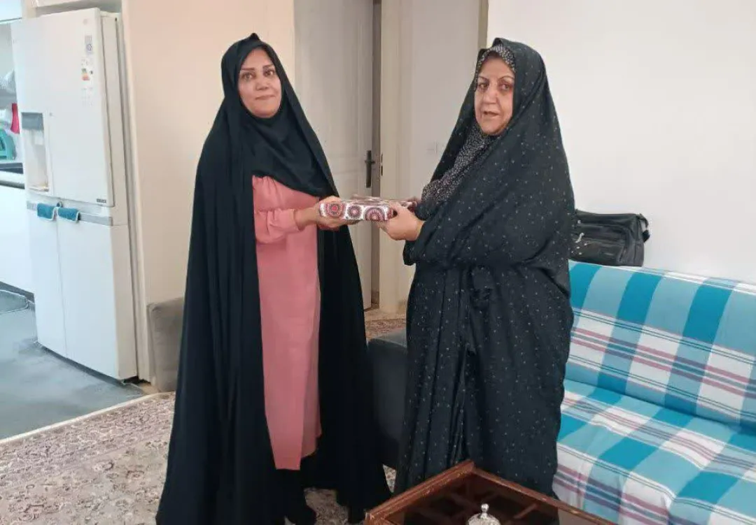 دیدار دانش‌آموزان ساوجی با خانواده شهید «رمضان بادپا»