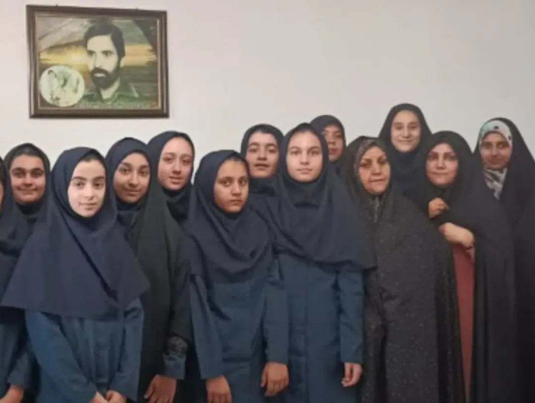 دیدار دانش‌آموزان ساوجی با خانواده شهید «رمضان بادپا»