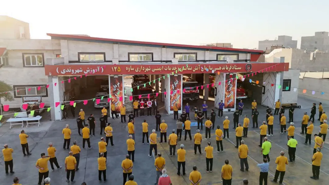 حضور مسئولان ساوجی در بین آتش‌نشانان