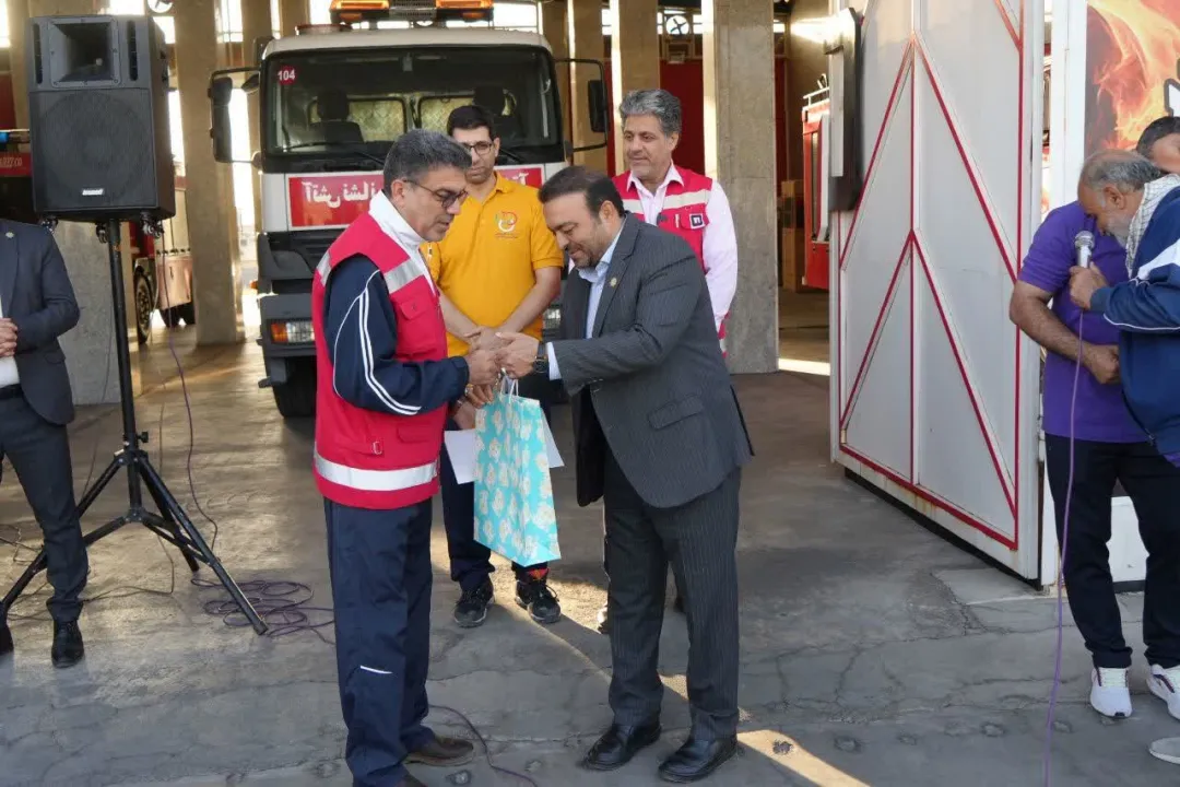 حضور مسئولان ساوجی در بین آتش‌نشانان