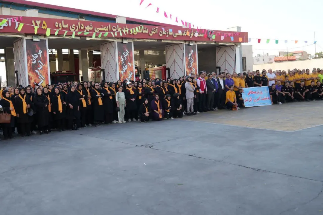 حضور مسئولان ساوجی در بین آتش‌نشانان