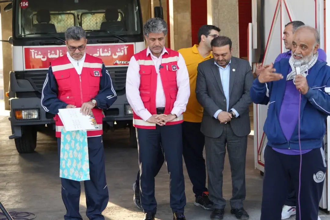 حضور مسئولان ساوجی در بین آتش‌نشانان