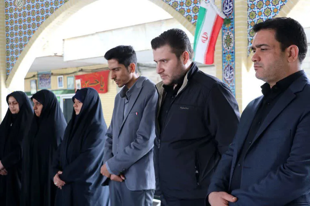 دانش‌آموزان ساوجی مزار شهدا را گلباران کردند