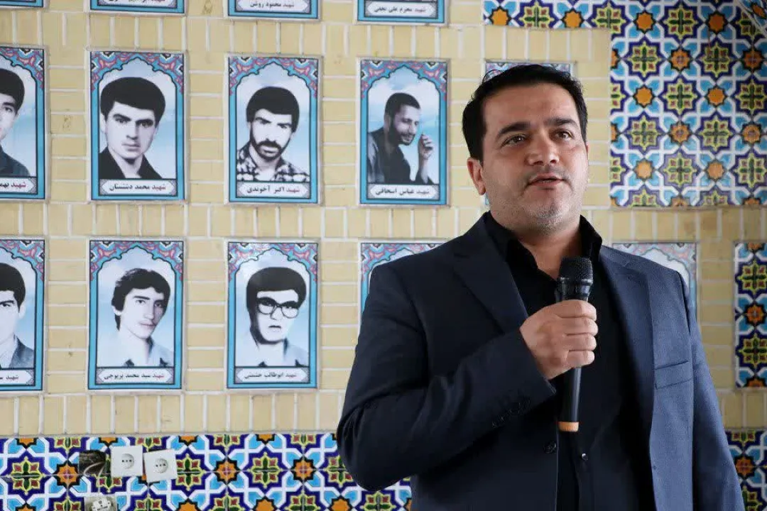 دانش‌آموزان ساوجی مزار شهدا را گلباران کردند