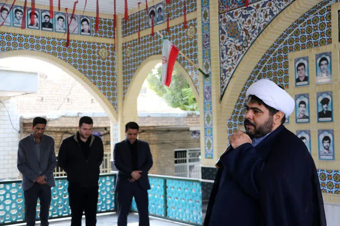 دانش‌آموزان ساوجی مزار شهدا را گلباران کردند
