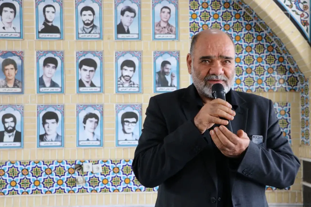دانش‌آموزان ساوجی مزار شهدا را گلباران کردند
