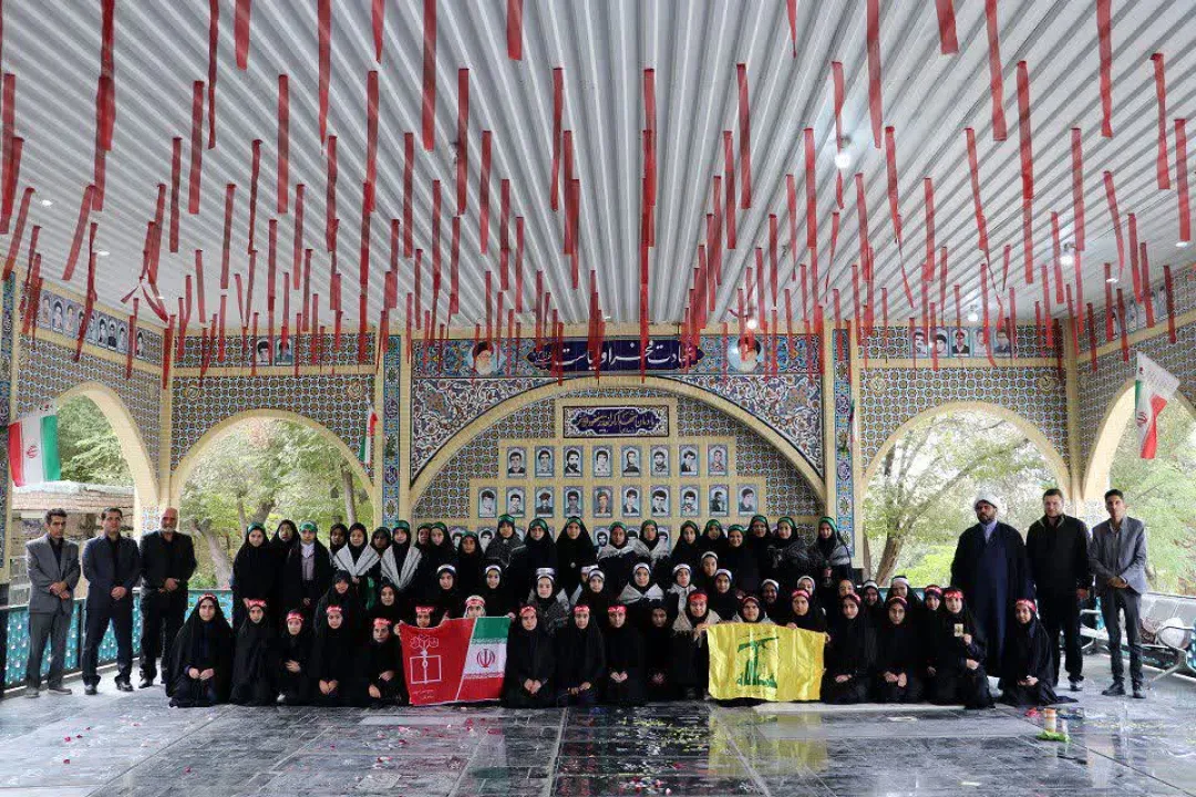 دانش‌آموزان ساوجی مزار شهدا را گلباران کردند