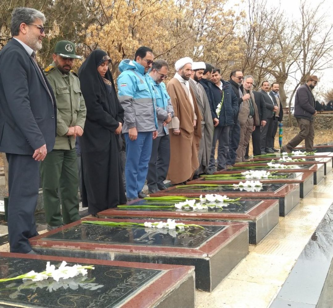 گلباران قبور مطهر شهدای خنداب
