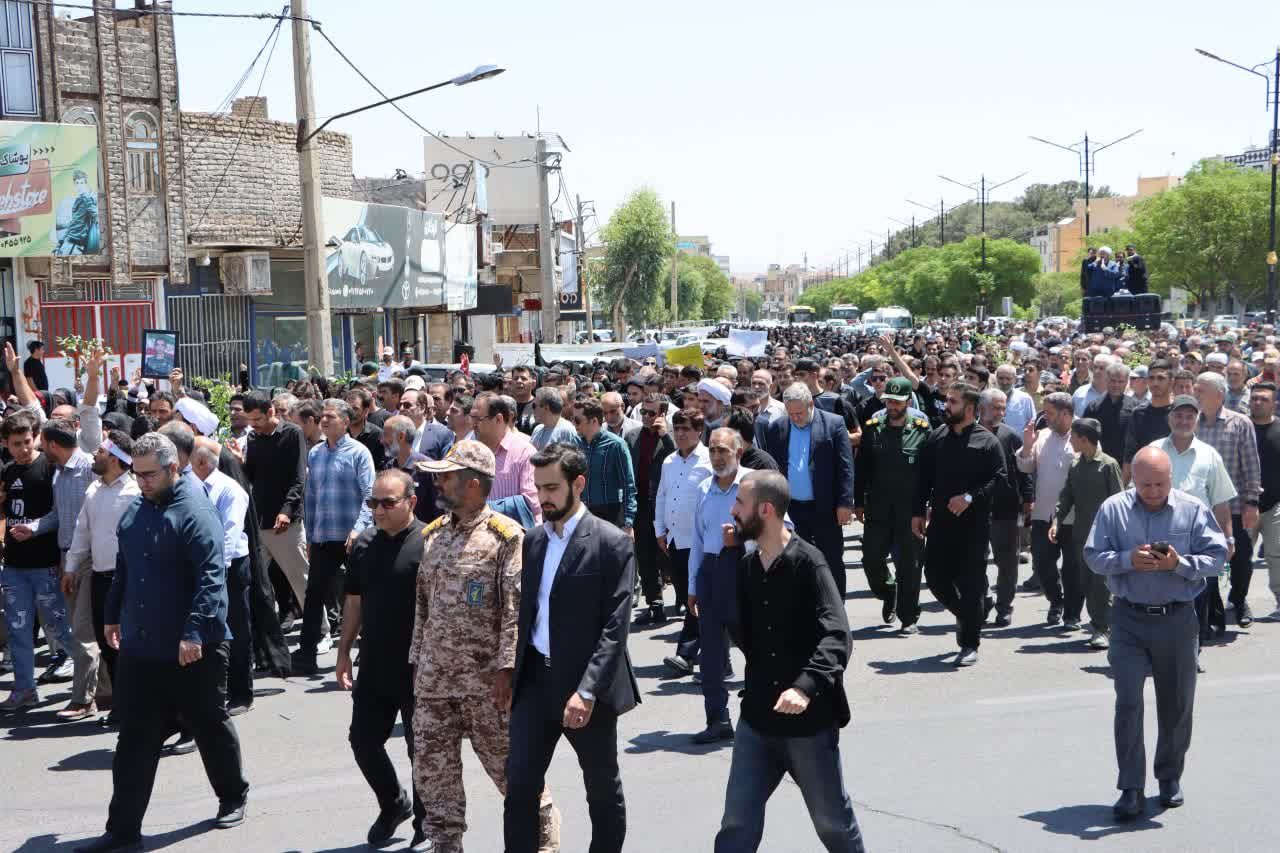 وداع تاریخی ساوجی‌ها با فرزند شهیدشان