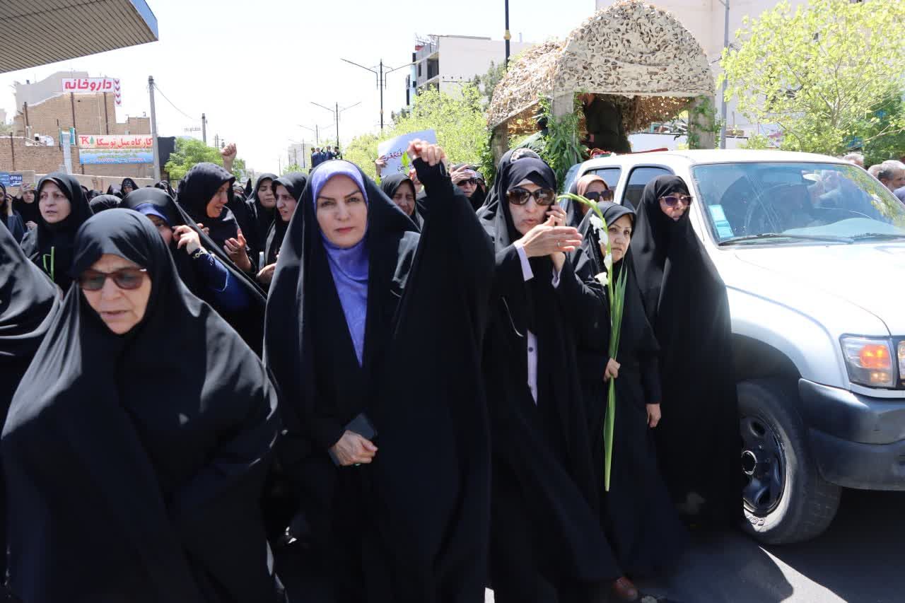 وداع تاریخی ساوجی‌ها با فرزند شهیدشان