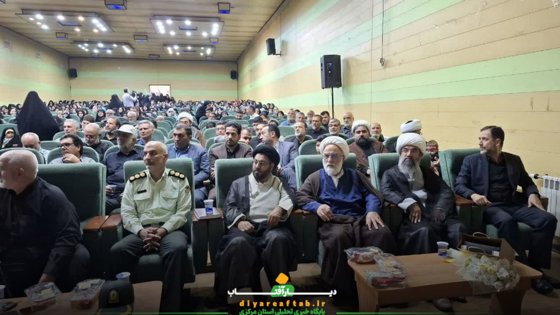 آئین رونمایی کتاب (وقتی که می‌رسند پسرها، یکی‌یکی)