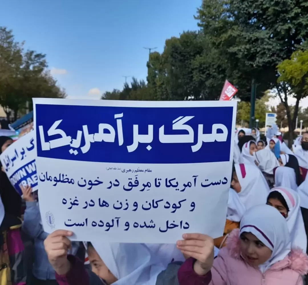 اجرای گروه سرود دانش‌آموزی در راهپیمایی 13 آبان