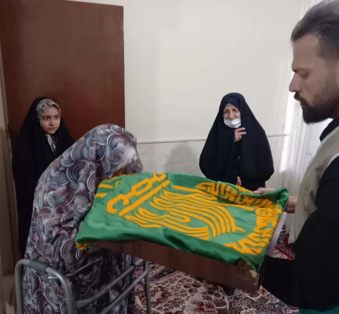پرچم حرم امام رضا(ع) مهمان منزل شهدای‌ساوجی