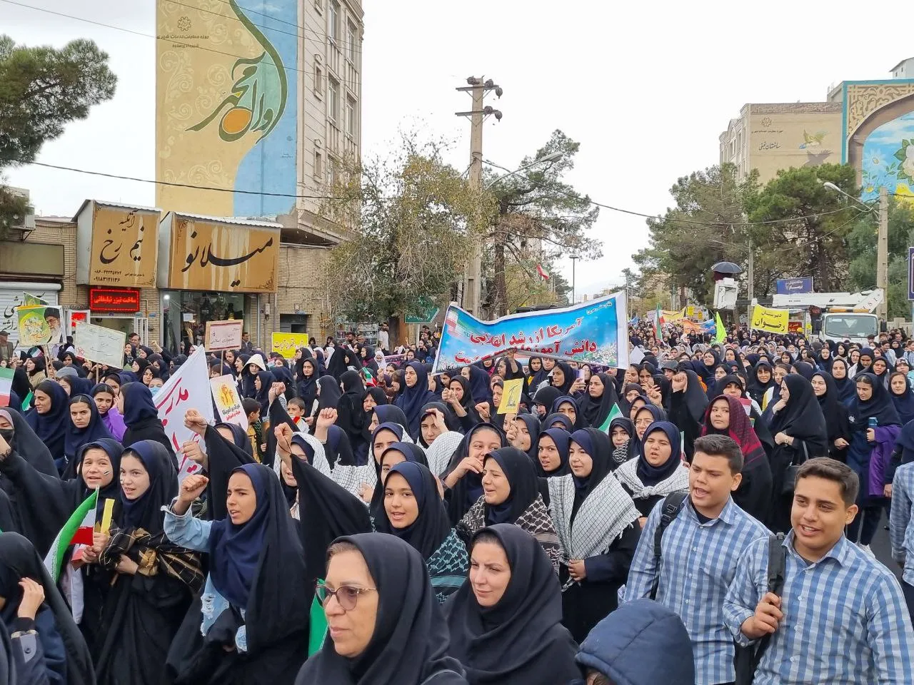 راهپیمایی ۱۳ آبان در ساوه
