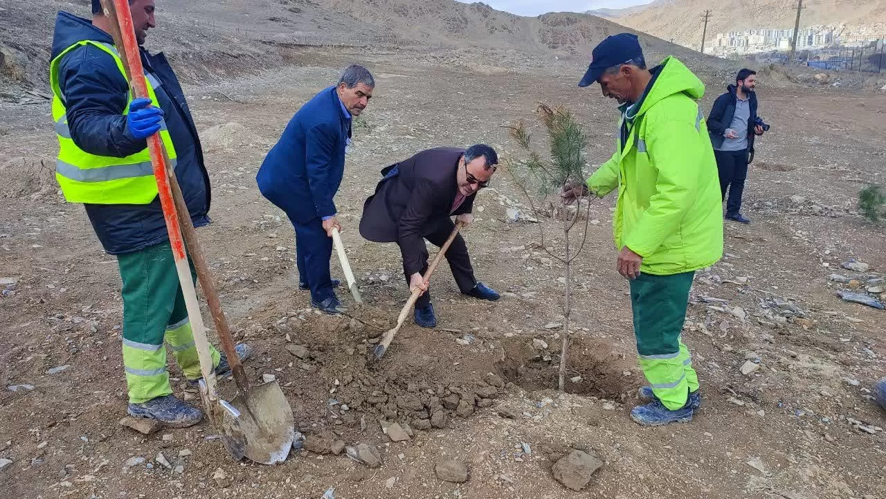 مراسم درختکاری در منطقه گردشگری نورالشهدا اراک