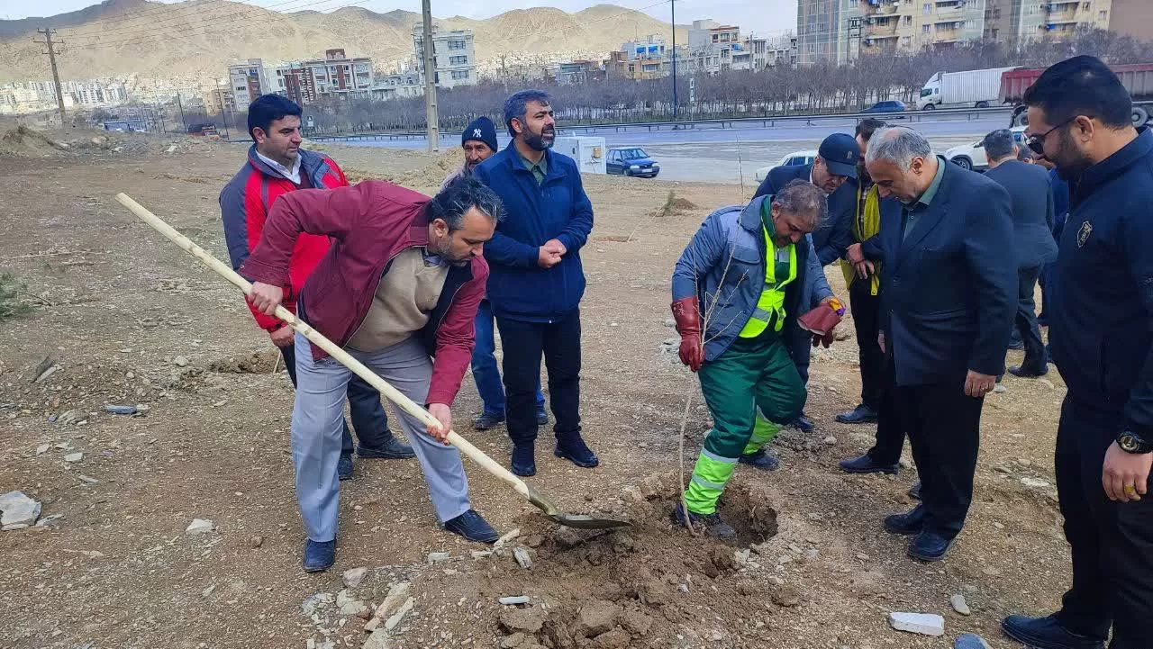 مراسم درختکاری در منطقه گردشگری نورالشهدا اراک