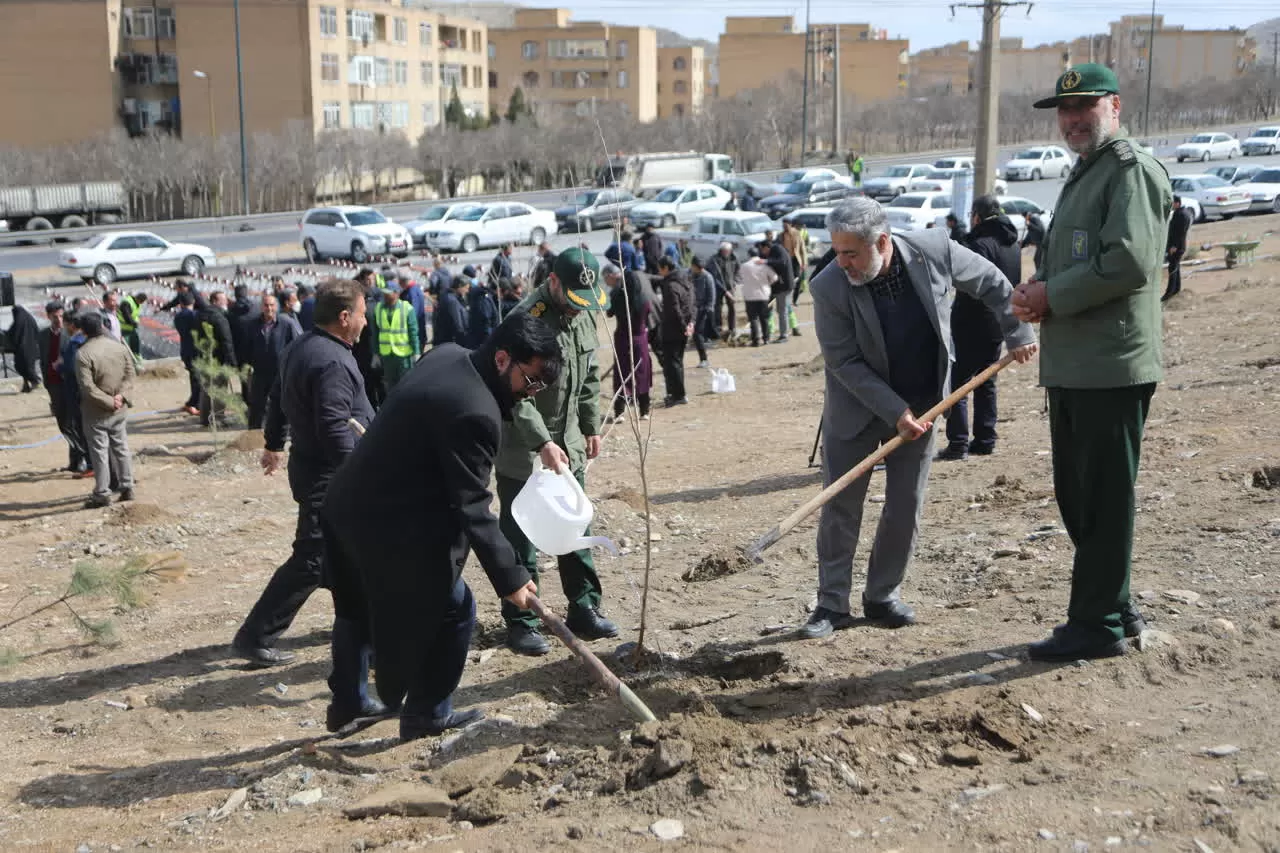 مراسم درختکاری در منطقه گردشگری نورالشهدا اراک