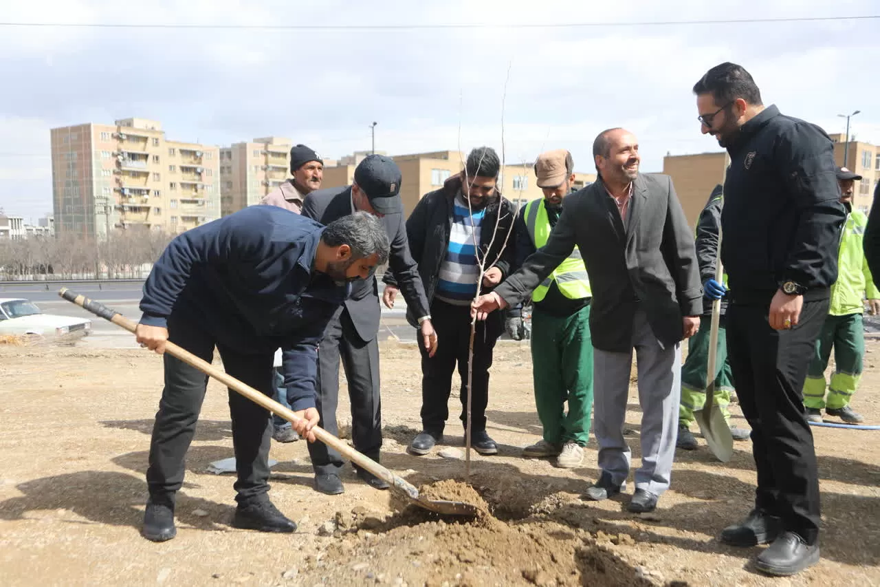 مراسم درختکاری در منطقه گردشگری نورالشهدا اراک