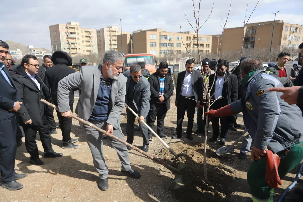 مراسم درختکاری در منطقه گردشگری نورالشهدا اراک