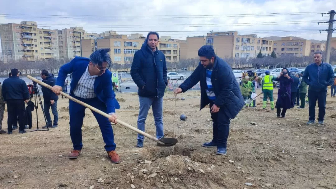 مراسم درختکاری در منطقه گردشگری نورالشهدا اراک