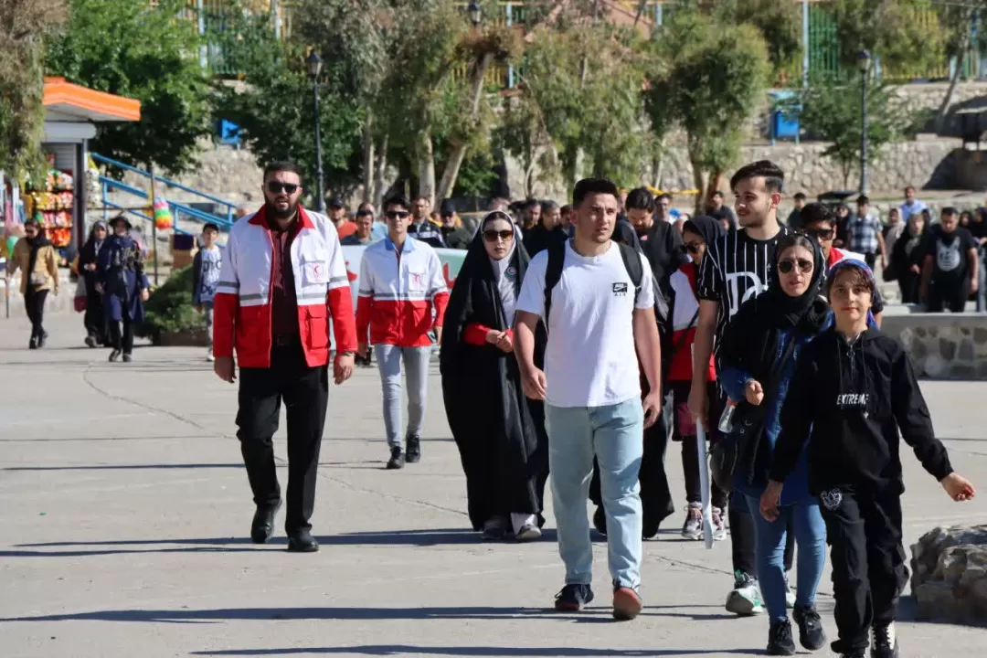 همایش بزرگ پیاده‌روی خانوادگی در ساوه برگزار شد