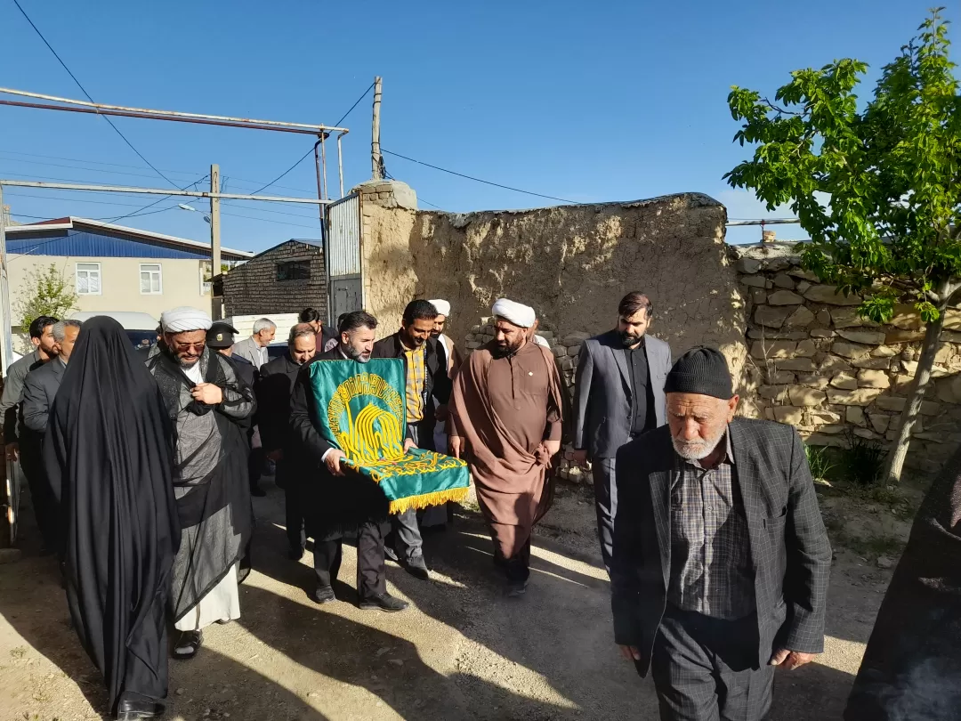 دیدار خادمان بارگاه رضوی با خانواده‌ شهدای فراهان