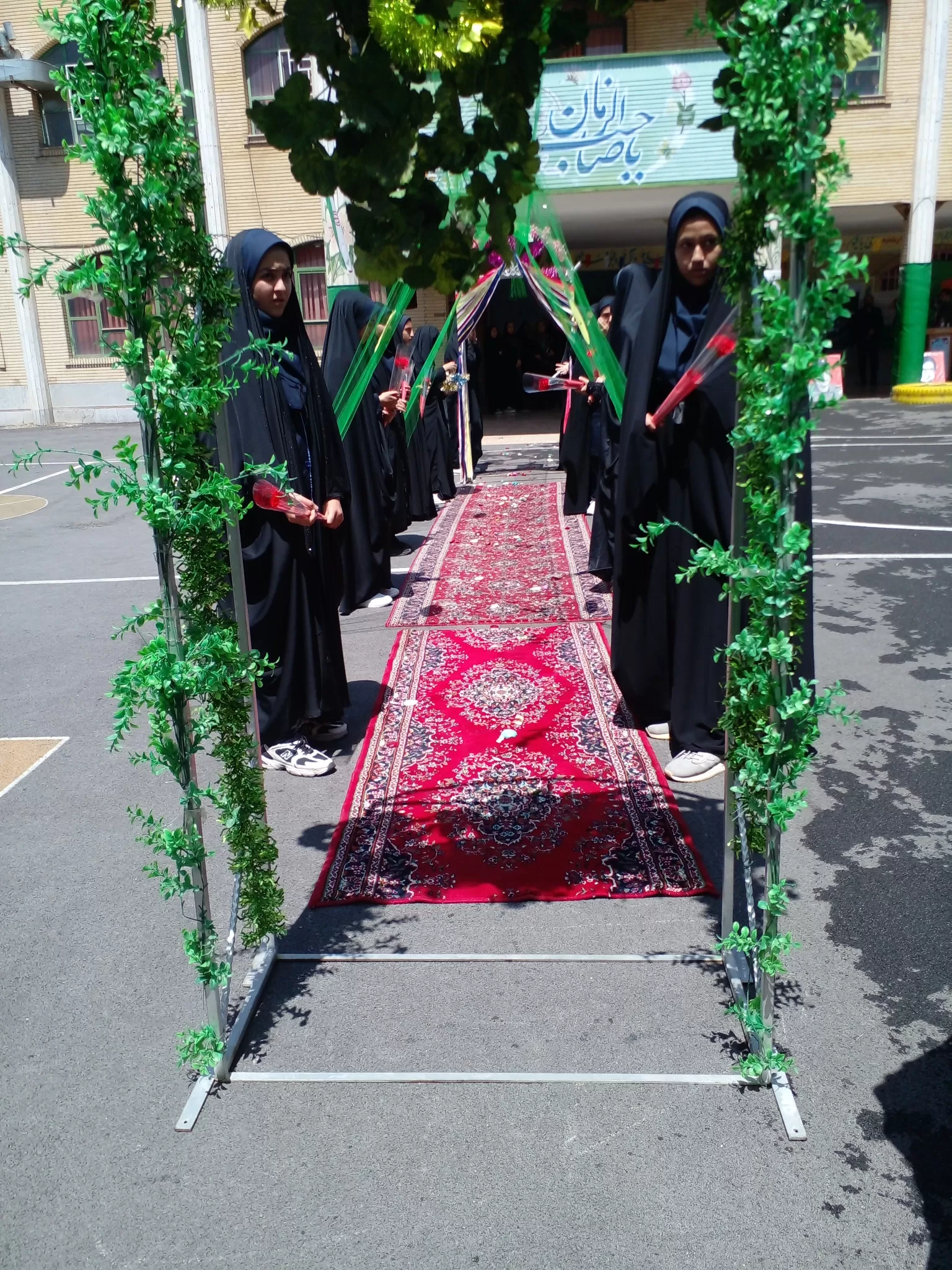 پرچم متبرک رضوی میهمان مدرسه فدک