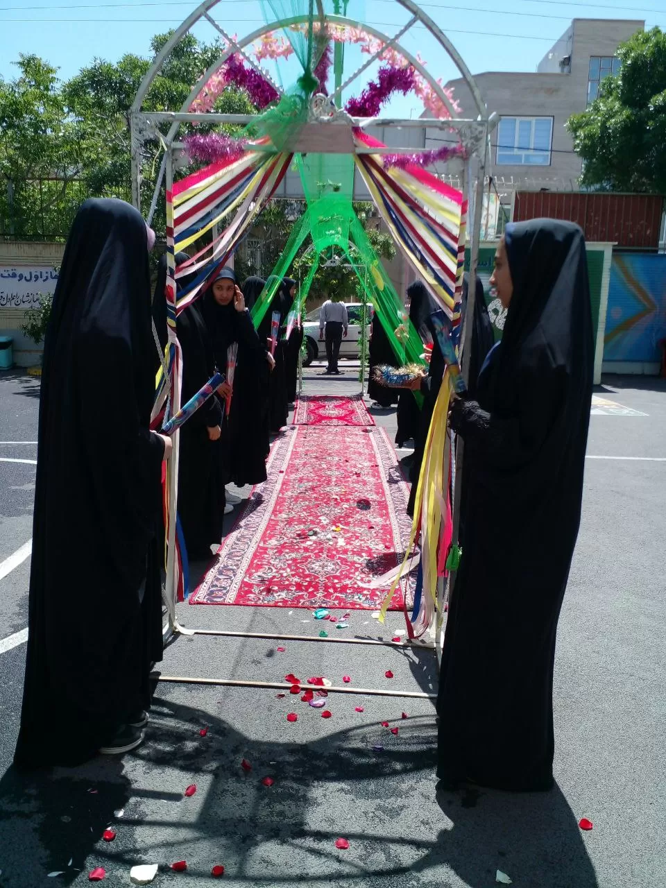 پرچم متبرک رضوی میهمان مدرسه فدک