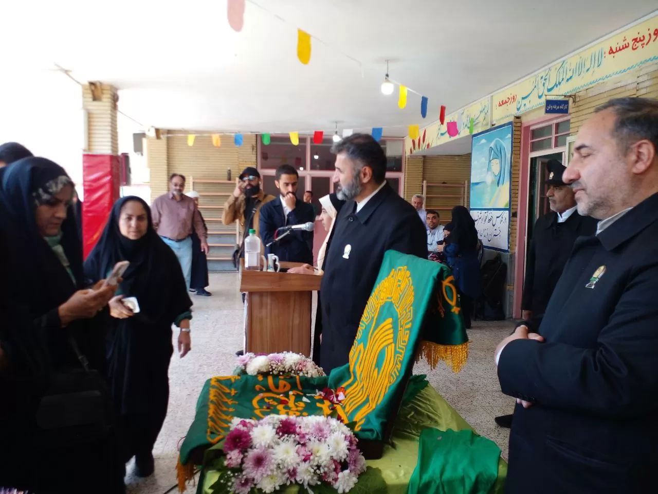 پرچم متبرک رضوی میهمان مدرسه فدک