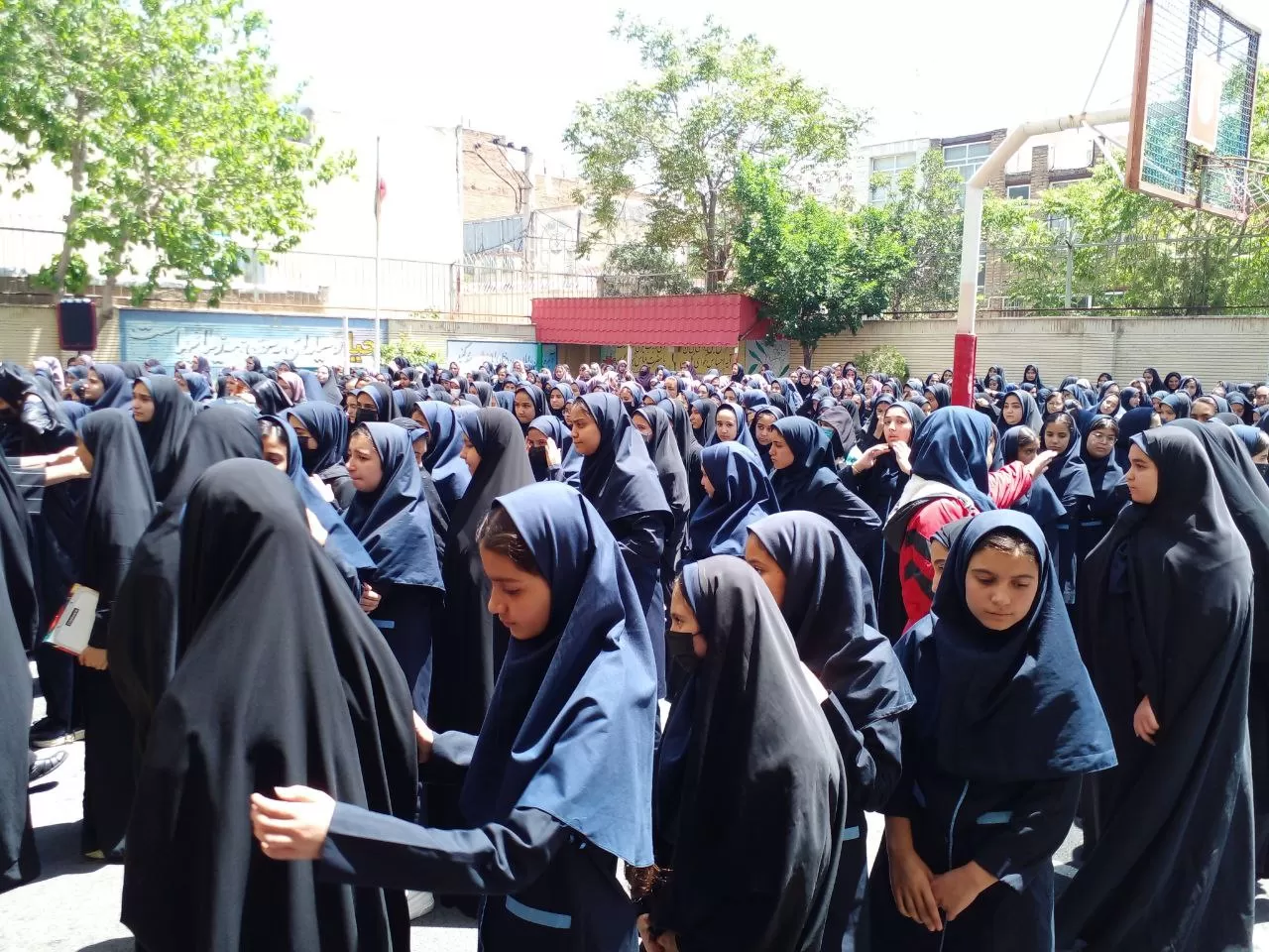 پرچم متبرک رضوی میهمان مدرسه فدک