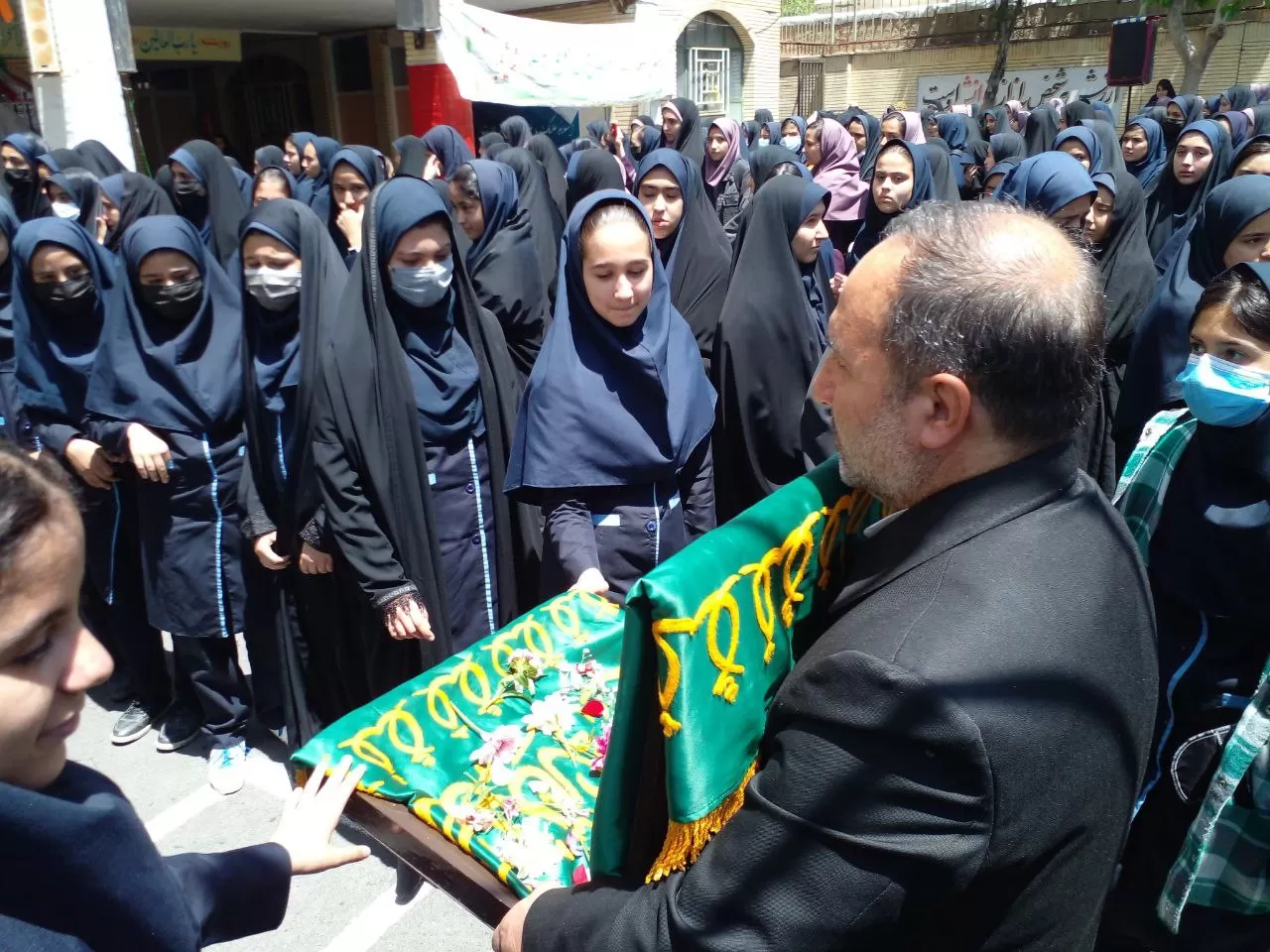 پرچم متبرک رضوی میهمان مدرسه فدک
