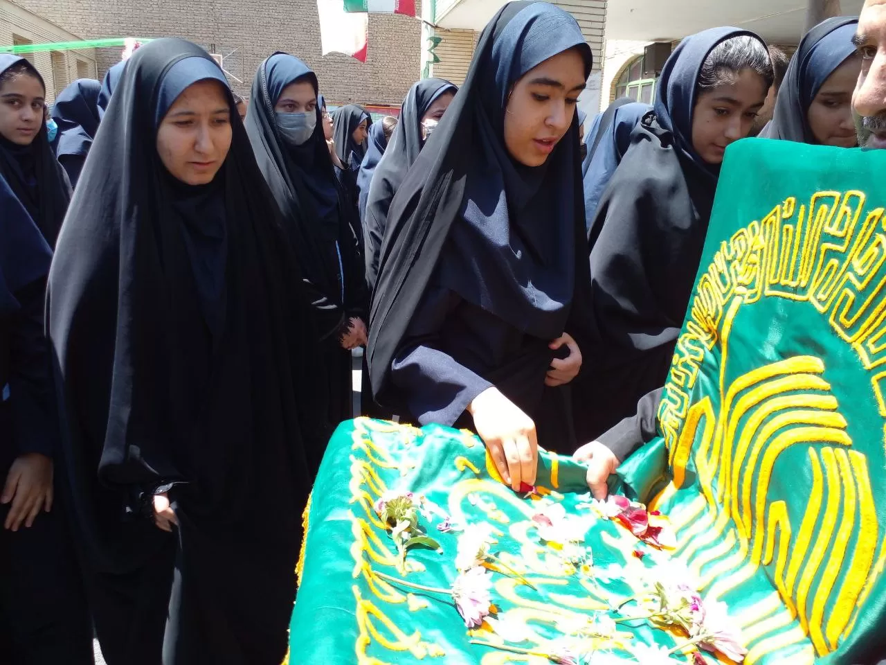 پرچم متبرک رضوی میهمان مدرسه فدک