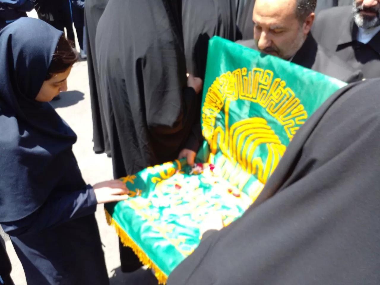 پرچم متبرک رضوی میهمان مدرسه فدک