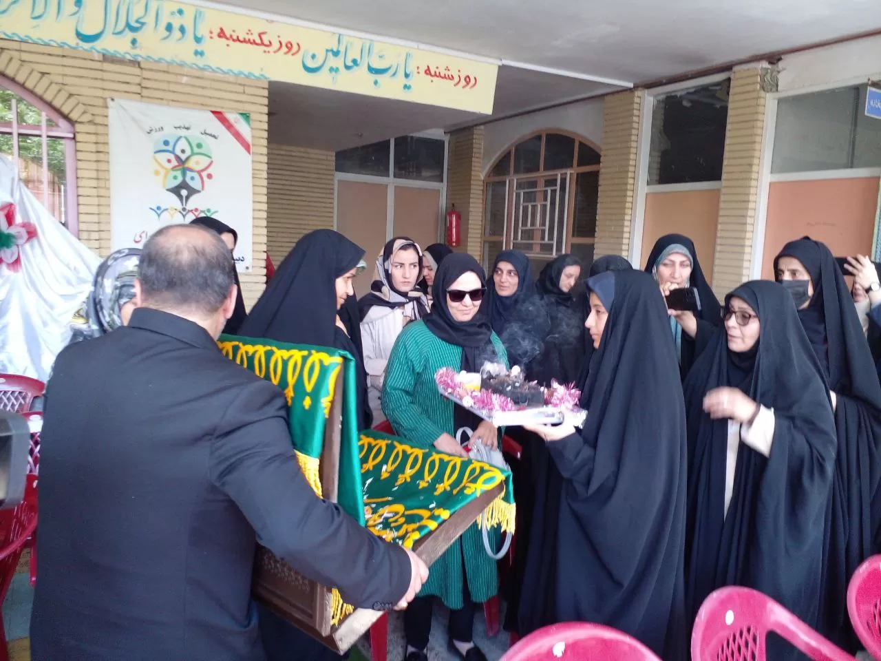 پرچم متبرک رضوی میهمان مدرسه فدک