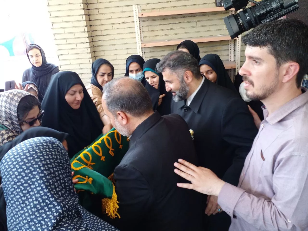 پرچم متبرک رضوی میهمان مدرسه فدک