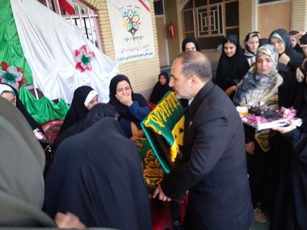 پرچم متبرک رضوی میهمان مدرسه فدک