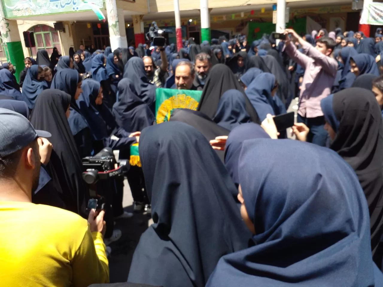 پرچم متبرک رضوی میهمان مدرسه فدک